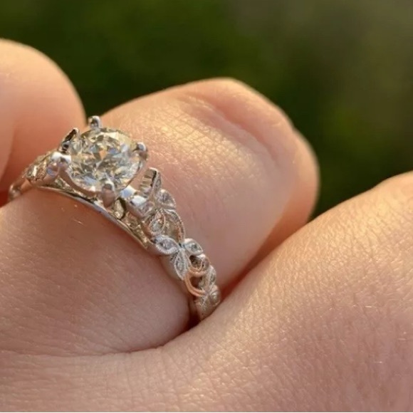 Shane Co. Solid 14K gold .83ct natural round diamond ladies Engagement Ring - Picture 3 of 9